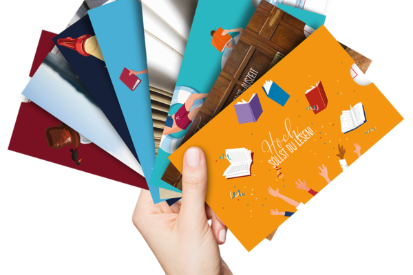 Hand mit 8 Bücherschecks als Fächer