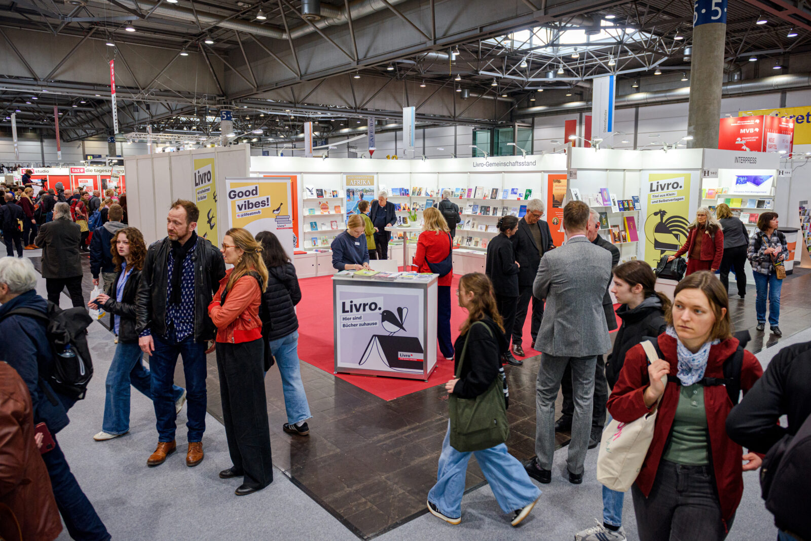 Viele Menschen in und rund um den Livro-Stand auf der Leipziger Buchmesse