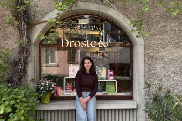 Lilly Ludwig vor ihrer Buchhandlung Droste und Co.