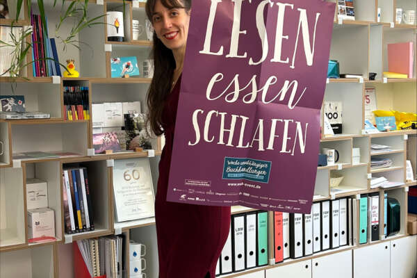 Rahel Trotta mit Plakat der WUB